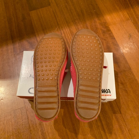 Minnetonka Hello Kitty pink moccasins Girl Size 2 - Picture 3 of 5